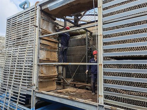 工業(yè)冷卻塔影響著冷水機(冷卻塔和冷水機連接視頻)